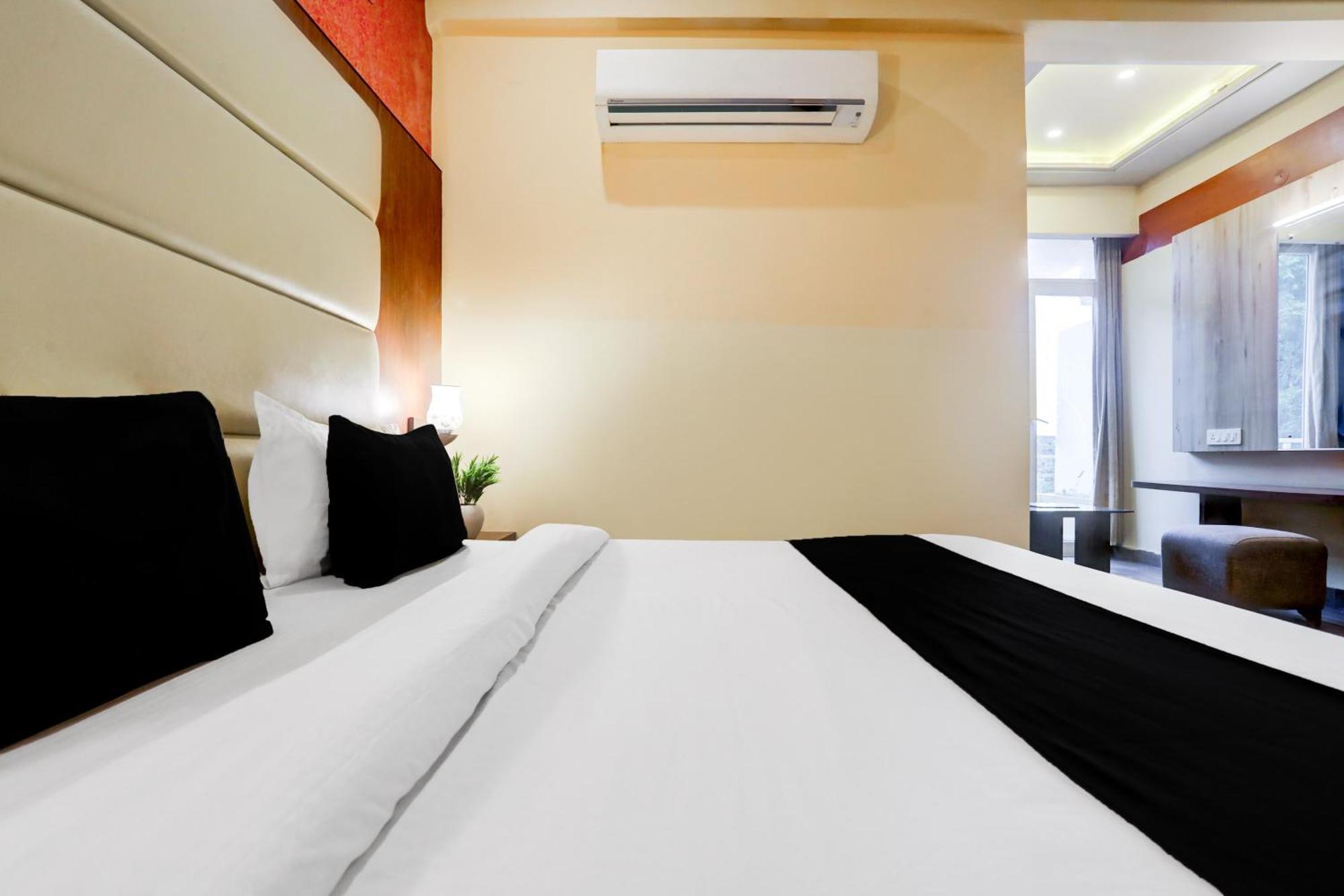 Super Townhouse Oak Pacify Hills Hotell Rājpur Exteriör bild