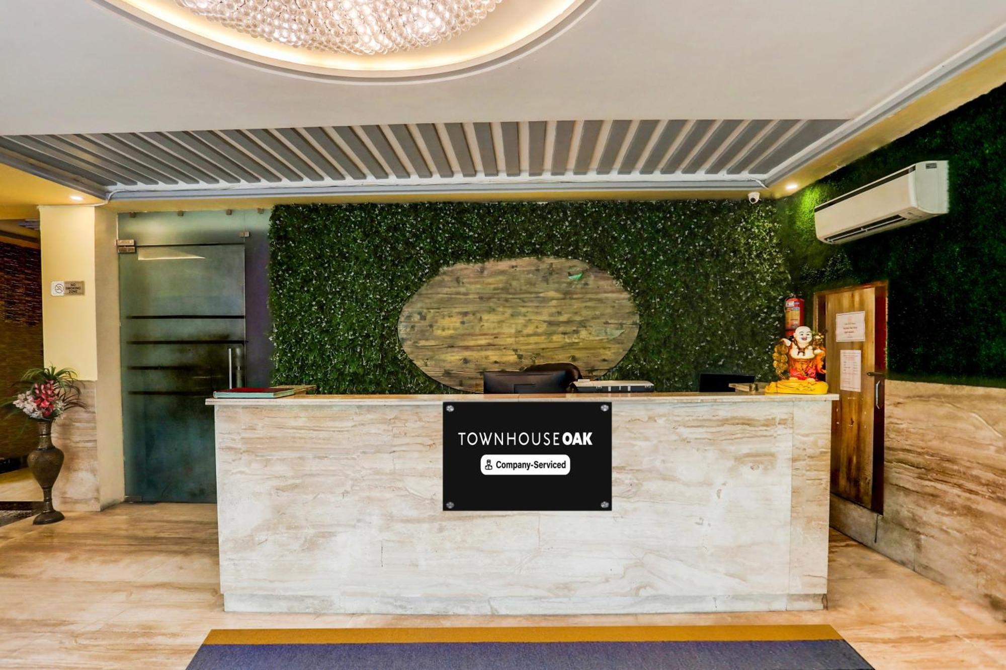Super Townhouse Oak Pacify Hills Hotell Rājpur Exteriör bild