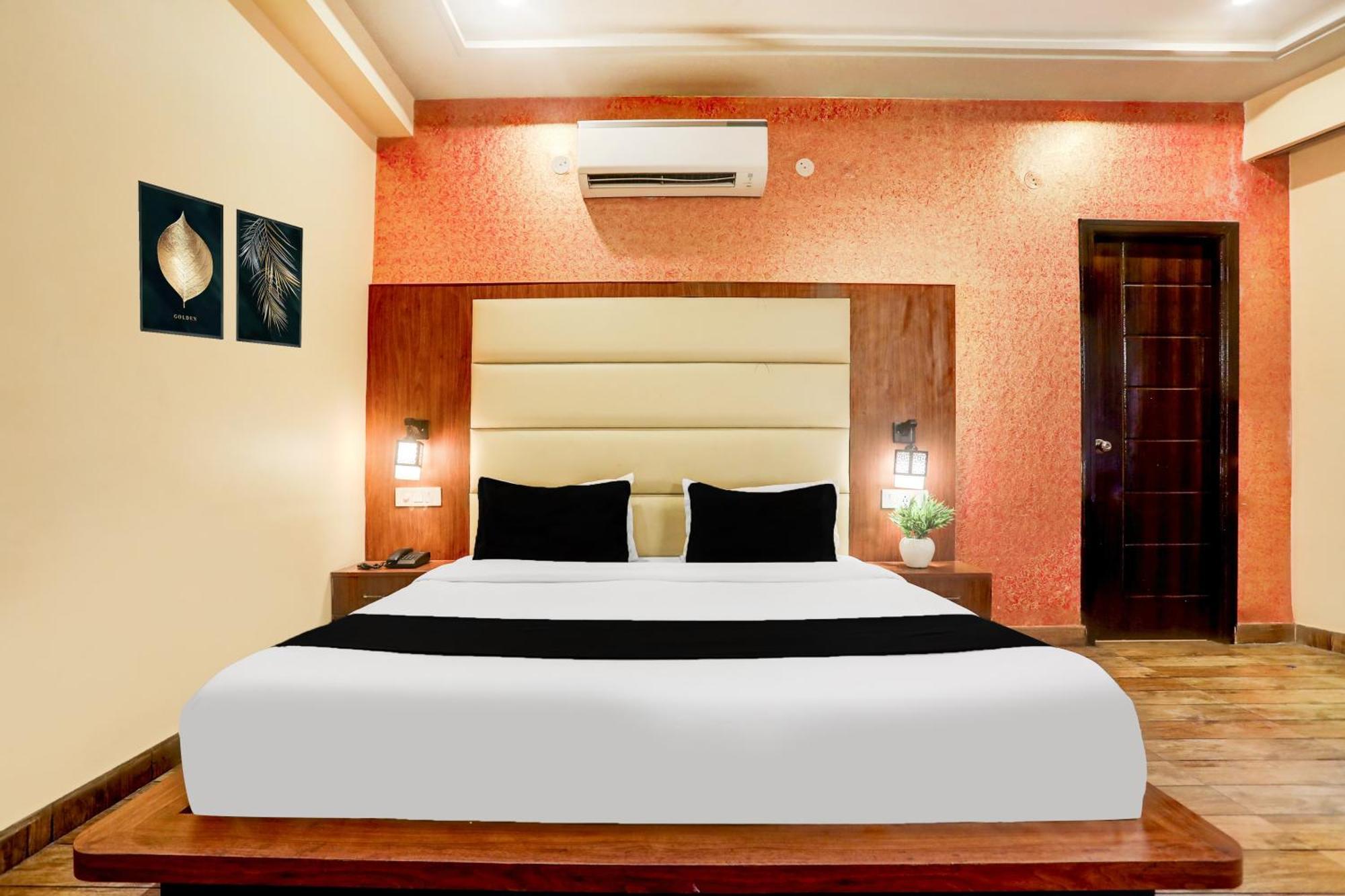 Super Townhouse Oak Pacify Hills Hotell Rājpur Exteriör bild