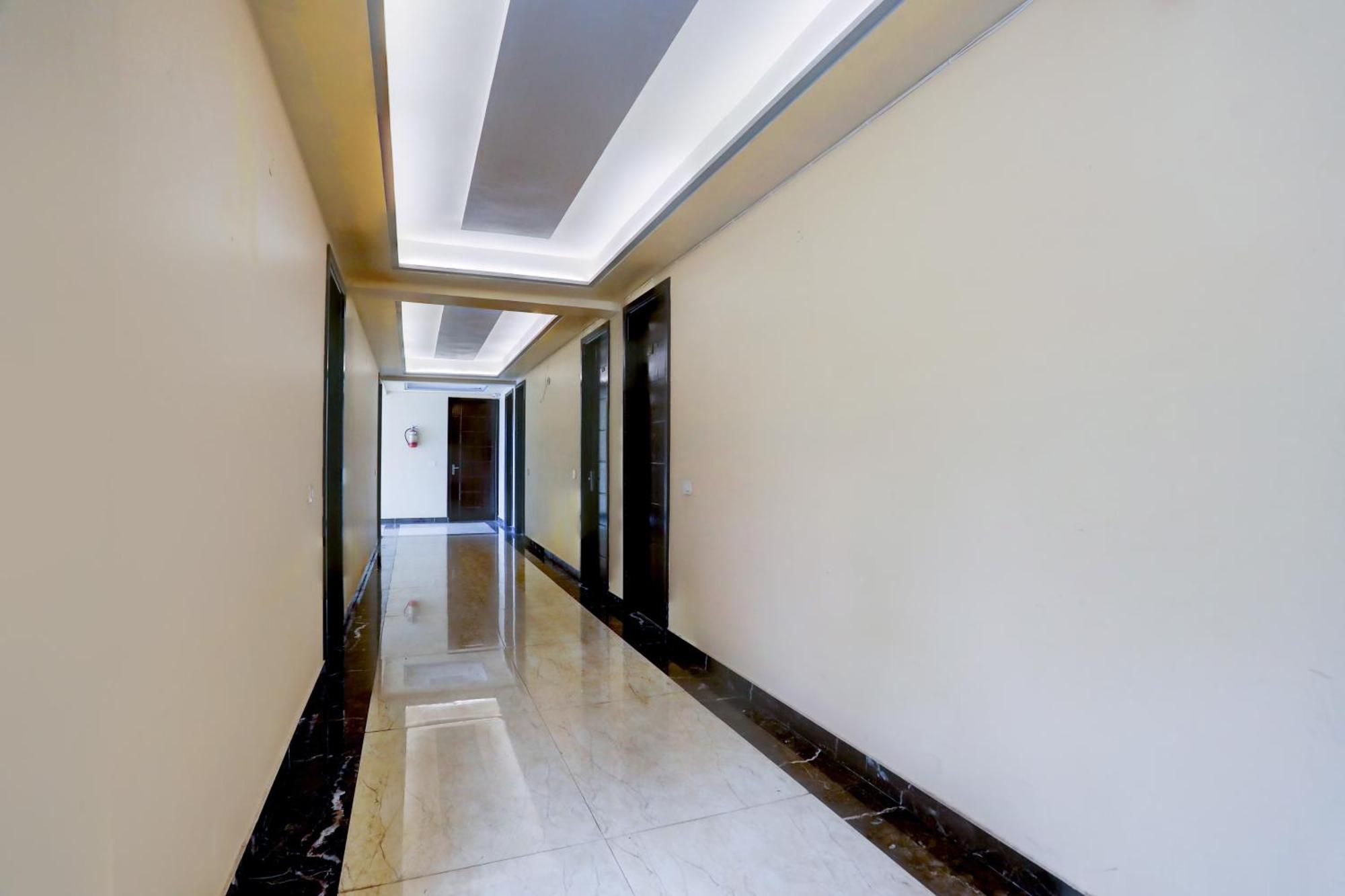 Super Townhouse Oak Pacify Hills Hotell Rājpur Exteriör bild