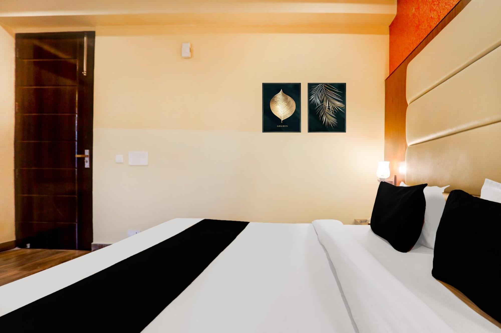 Super Townhouse Oak Pacify Hills Hotell Rājpur Exteriör bild