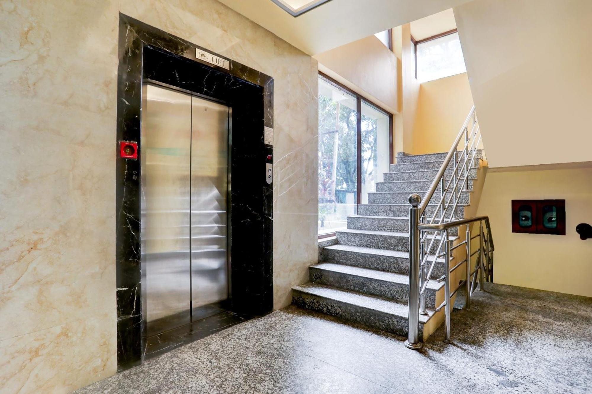 Super Townhouse Oak Pacify Hills Hotell Rājpur Exteriör bild