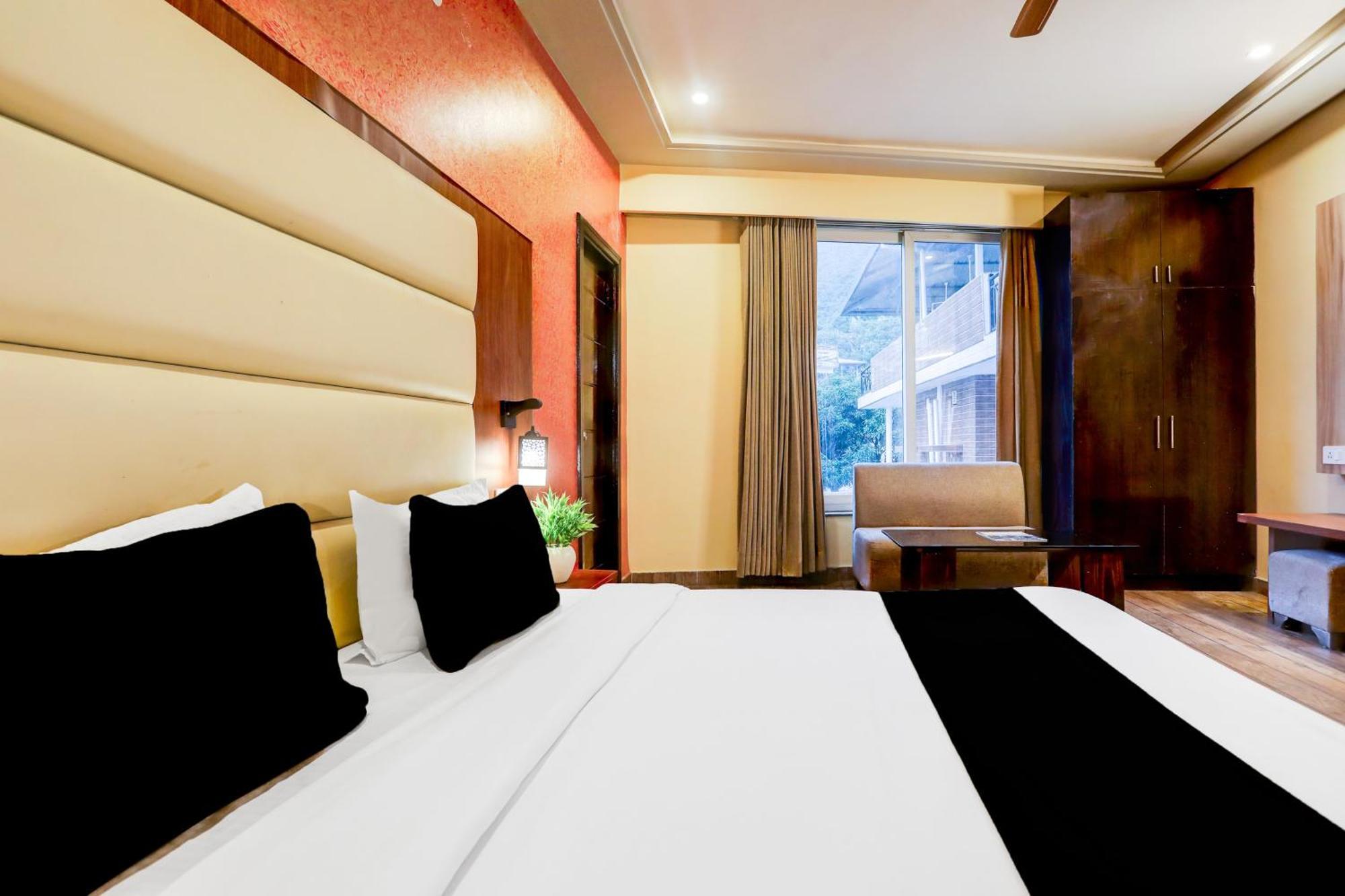 Super Townhouse Oak Pacify Hills Hotell Rājpur Exteriör bild