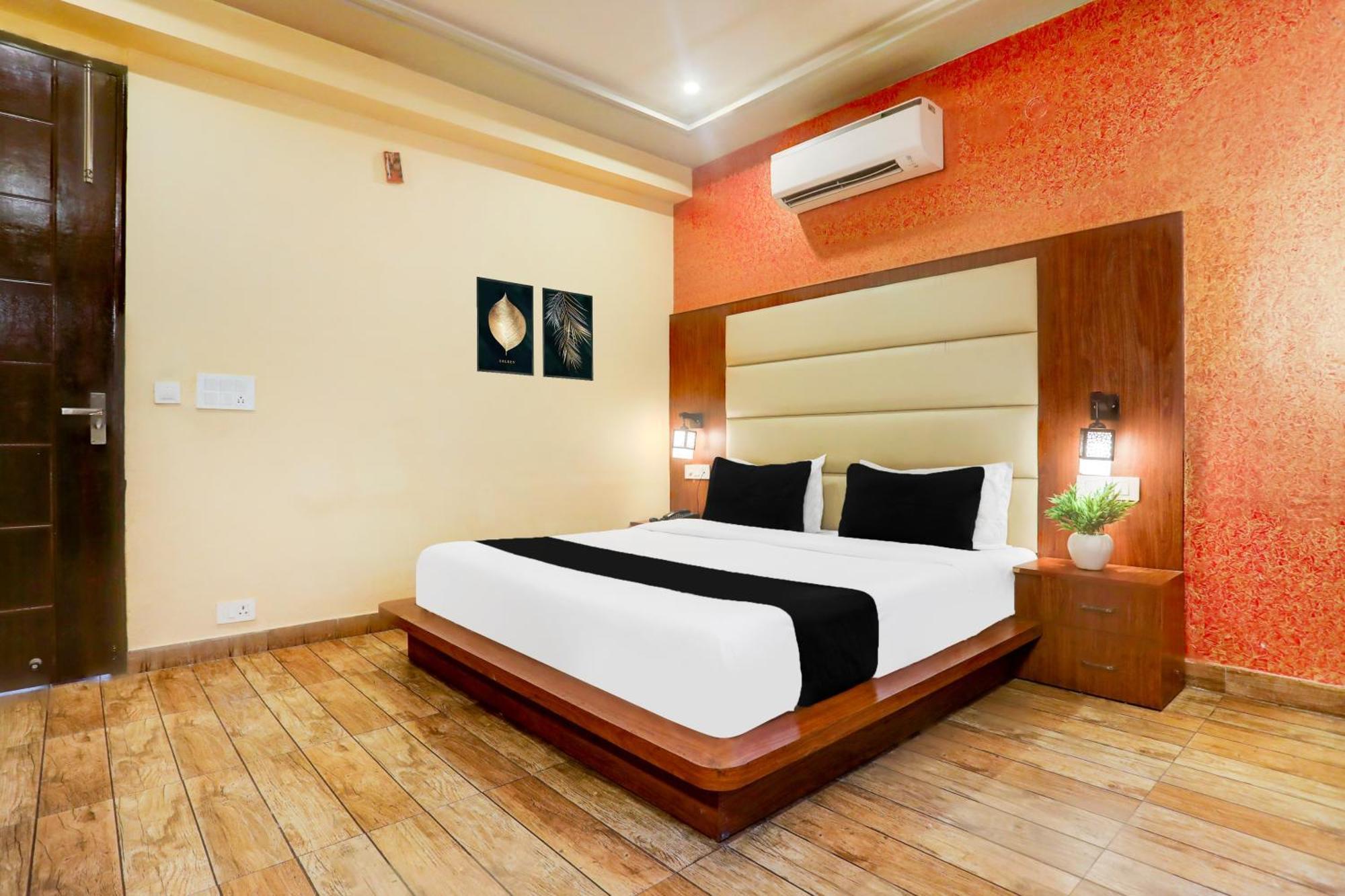 Super Townhouse Oak Pacify Hills Hotell Rājpur Exteriör bild