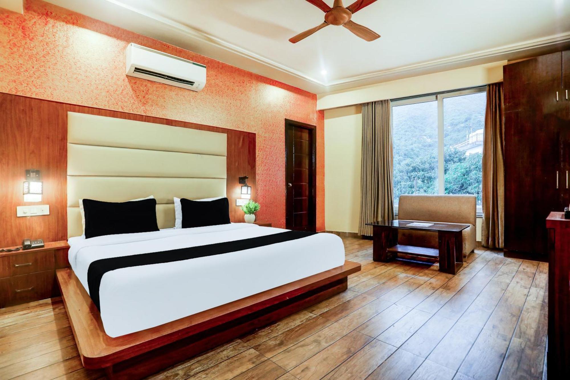 Super Townhouse Oak Pacify Hills Hotell Rājpur Exteriör bild