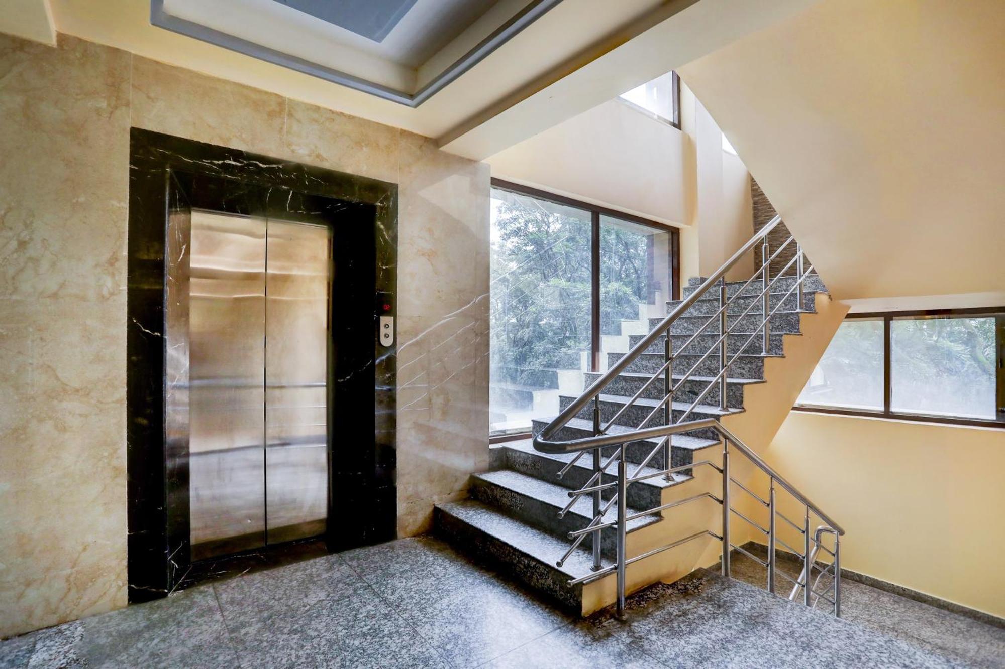 Super Townhouse Oak Pacify Hills Hotell Rājpur Exteriör bild